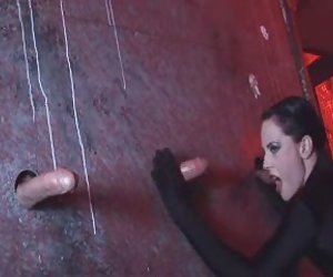 aliz deepthroats 三個巨大的公雞在 gloryhole