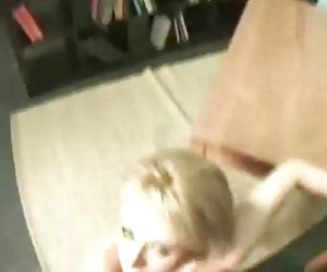 漂亮的女孩在圖書館他媽的 &amp; 暨吞下