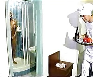 性感的女孩從她的房間訂單糧食和獲取公雞吧庫克